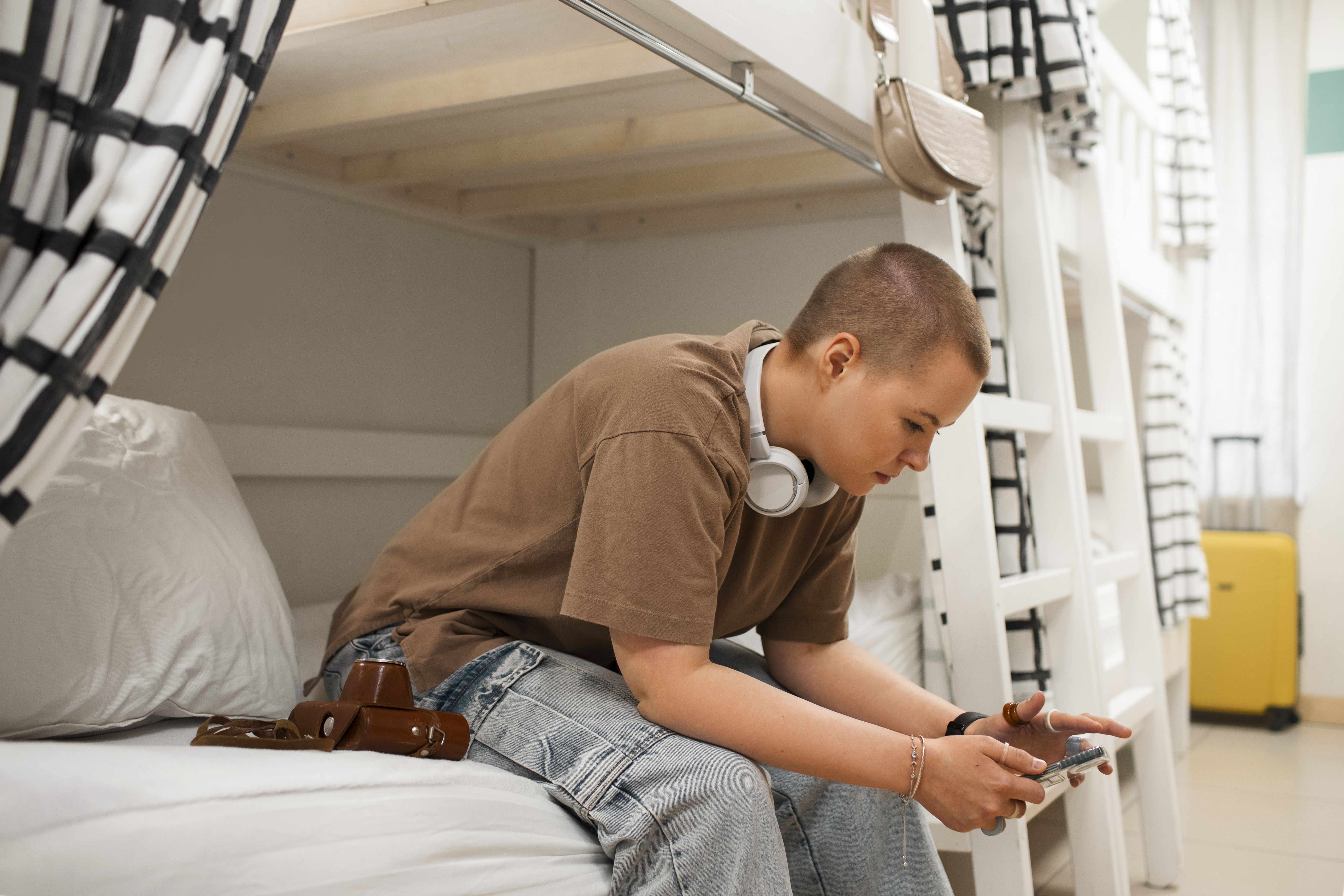 Découvrez comment l'adolescence bouleverse le rythme de sommeil et les solutions pour mieux dormir.