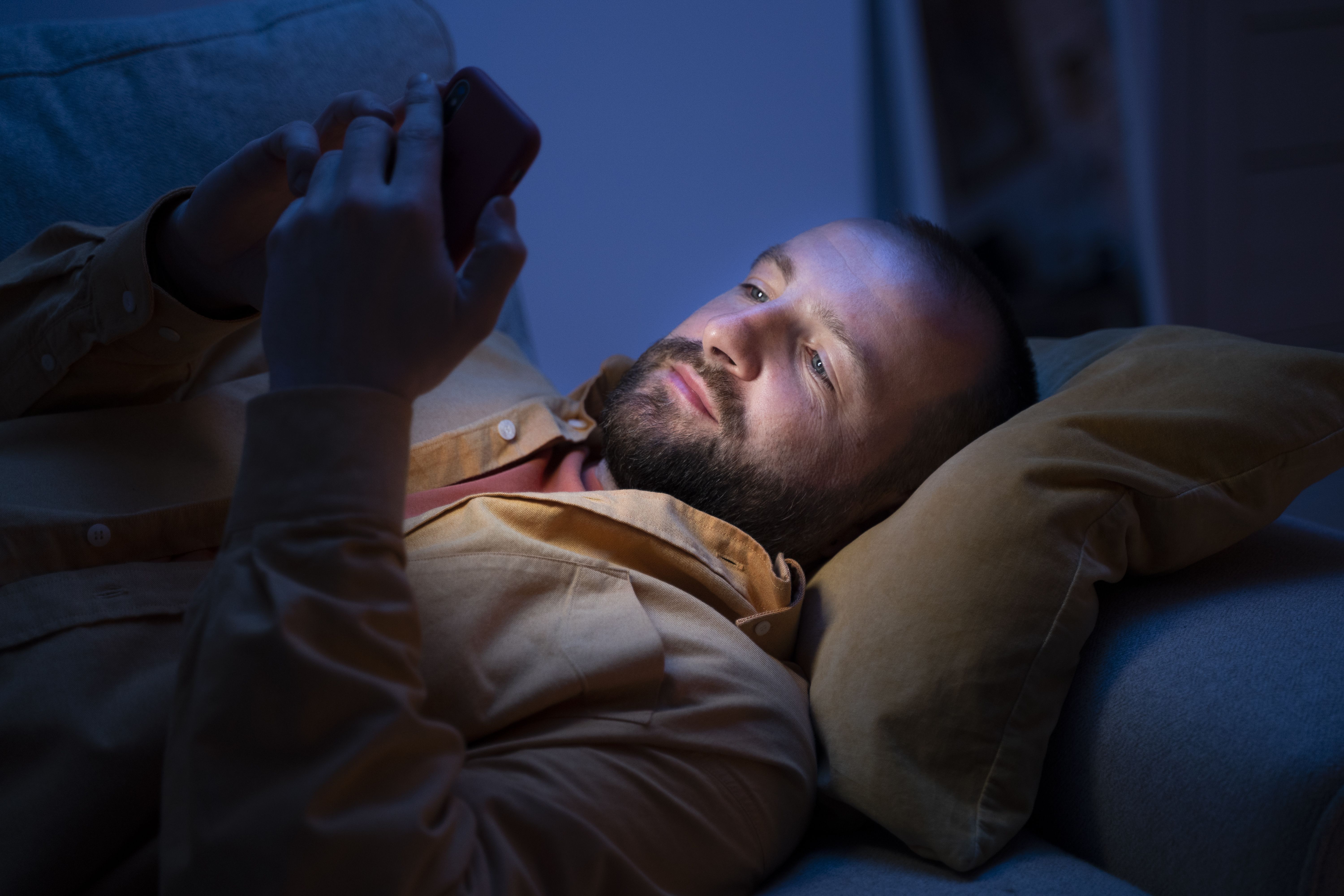 Découvrez comment le bruit, la température, la literie et l'air vicié perturbent votre sommeil et bien-être. Solutions pour un environnement sain.