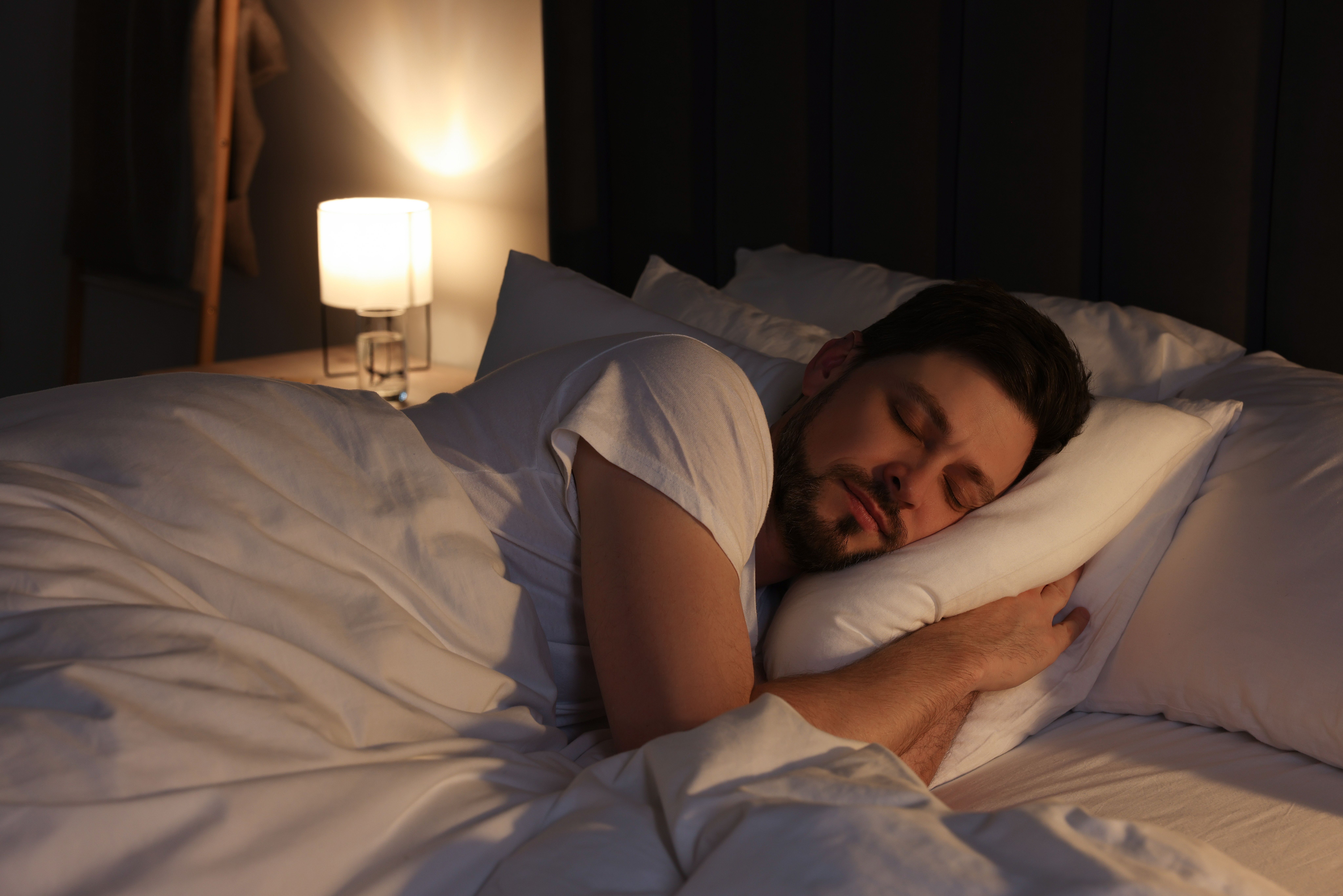 Découvrez comment votre corps se régénère pendant le sommeil : hormones, nettoyage cérébral et renforcement immunitaire.