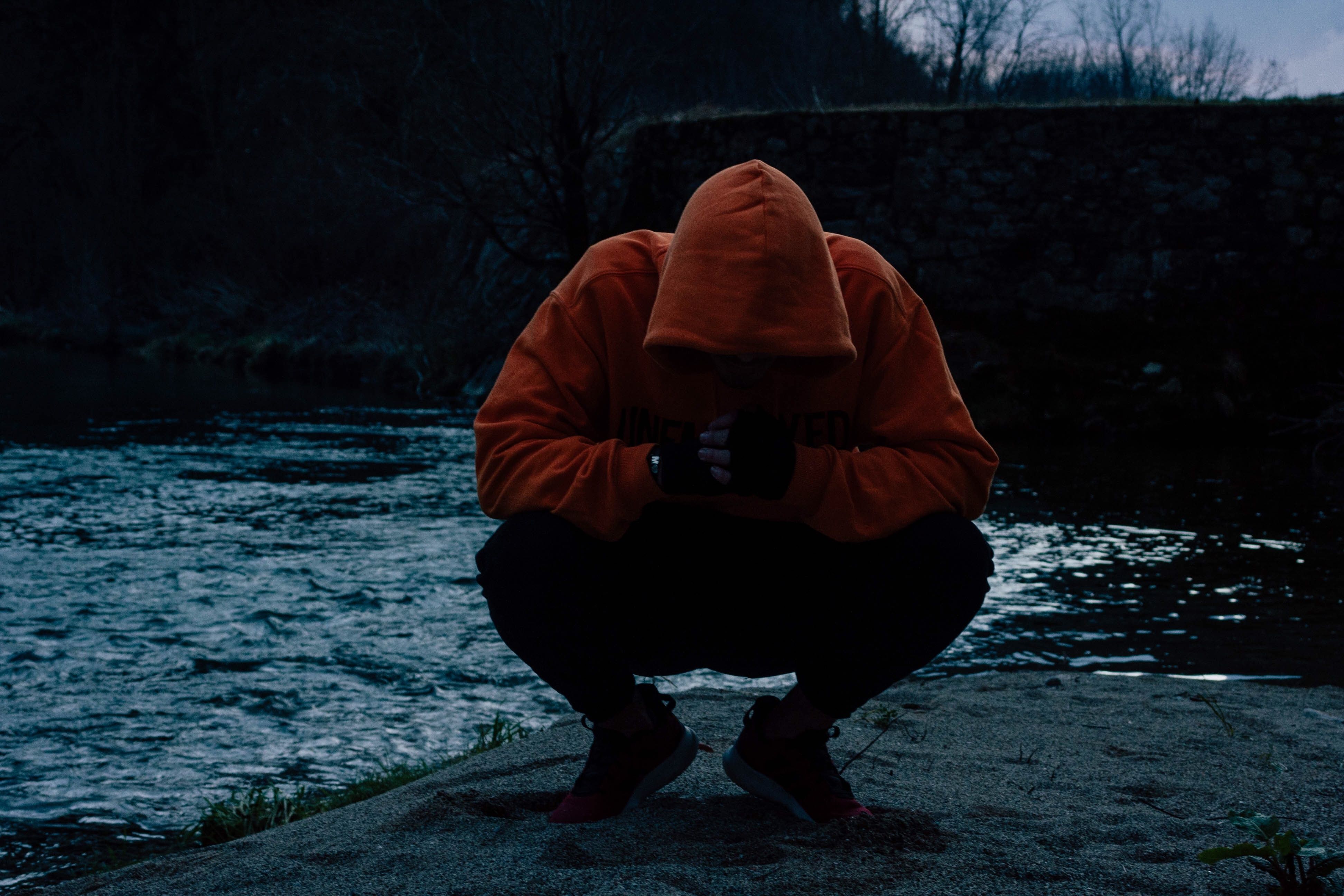 Fatigue persistante malgré des nuits complètes ? Découvrez les causes et solutions pour retrouver votre énergie.